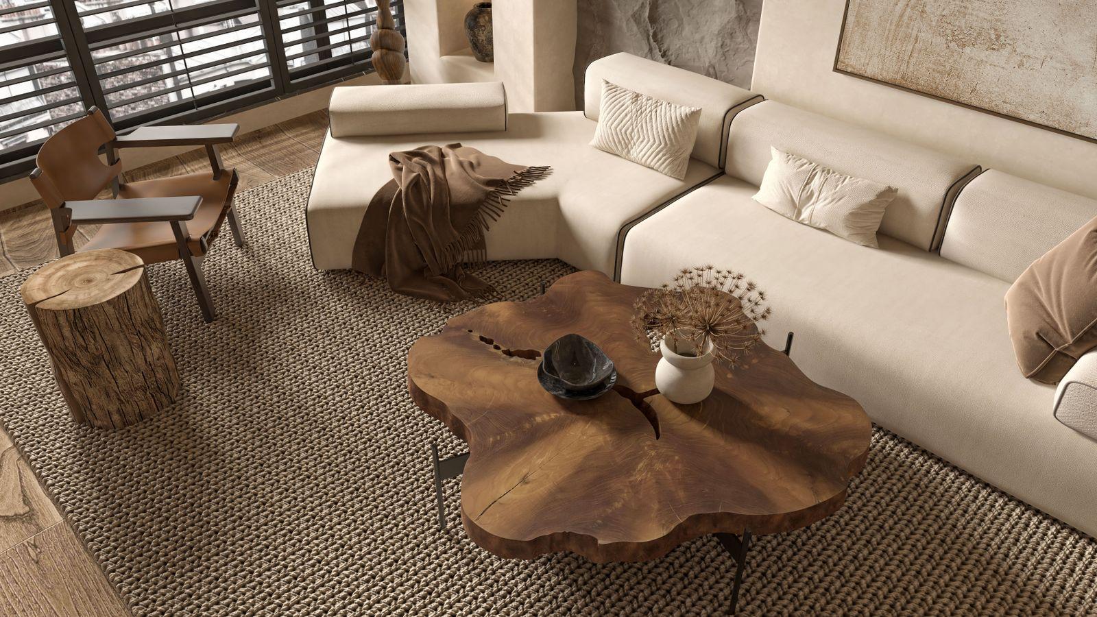 Salón en tonos neutros con alfombra de fibras naturales y mesa de madera