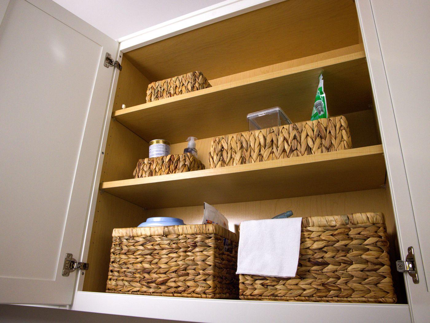 Armario de cocina con cestas de mimbre y baldas de madera